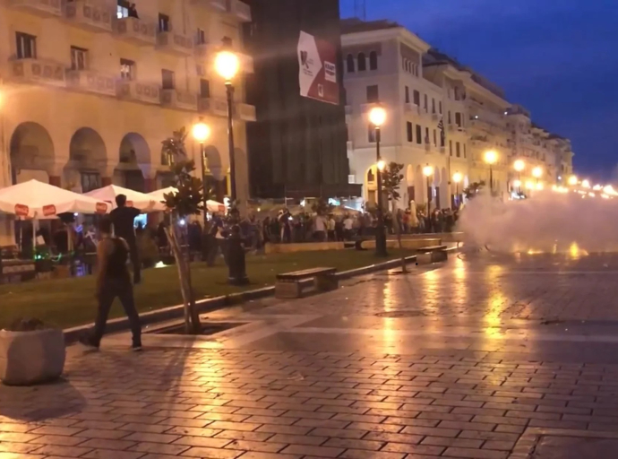 Επεισόδια στην Αριστοτέλους: Εκρηκτικό μείγμα προκαλεί ο νόμος για ΛΟΑΤΚΙ+ – Οι αλλοδαποί τους μισούν – Οι ημεδαποί τους εχθρεύονται